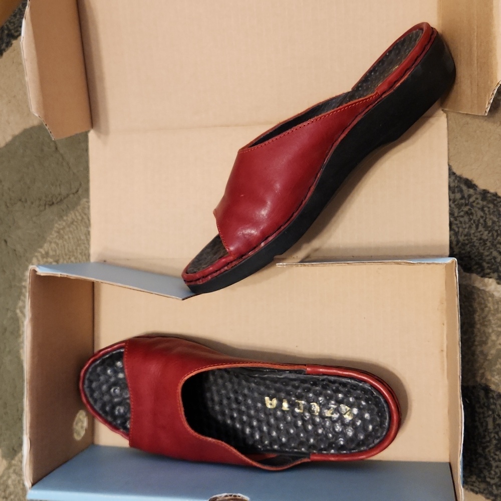 Women's Red Zeeta slip on's